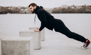 homem se preparando para exercicios fisicos