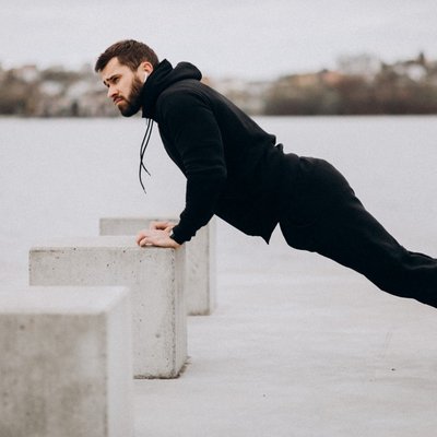 homem se preparando para exercicios fisicos