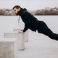 homem se preparando para exercicios fisicos
