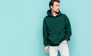 homem com casaco verde e calca branca