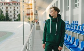 garoto com roupas masculinas de moletom