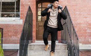 garoto saindo de casa com roupas de inverno