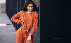 mulher com look de roupas femininas de moletom
